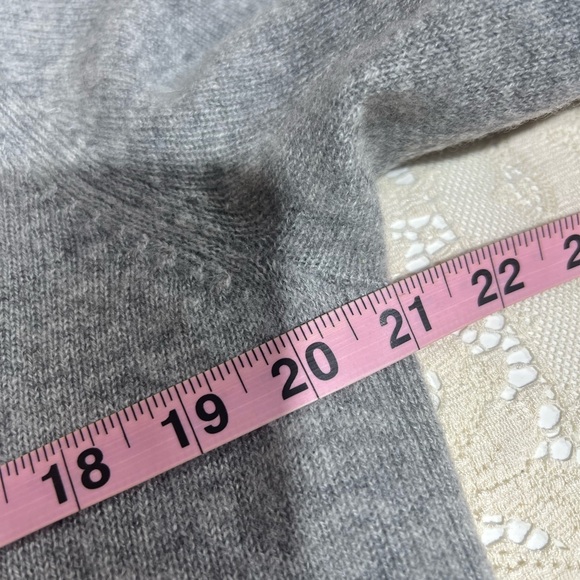 Halogen 100% Cashmere Sweater Crewneck Pullover Side Vent Gray Woman’s Size L - Picture 9 of 10